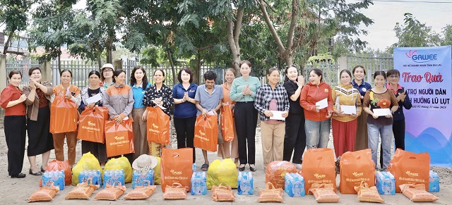 Gia Lai: 160 suất quà của các nữ doanh nhân hỗ trợ đồng bào bị ảnh hưởng do bão lũ  