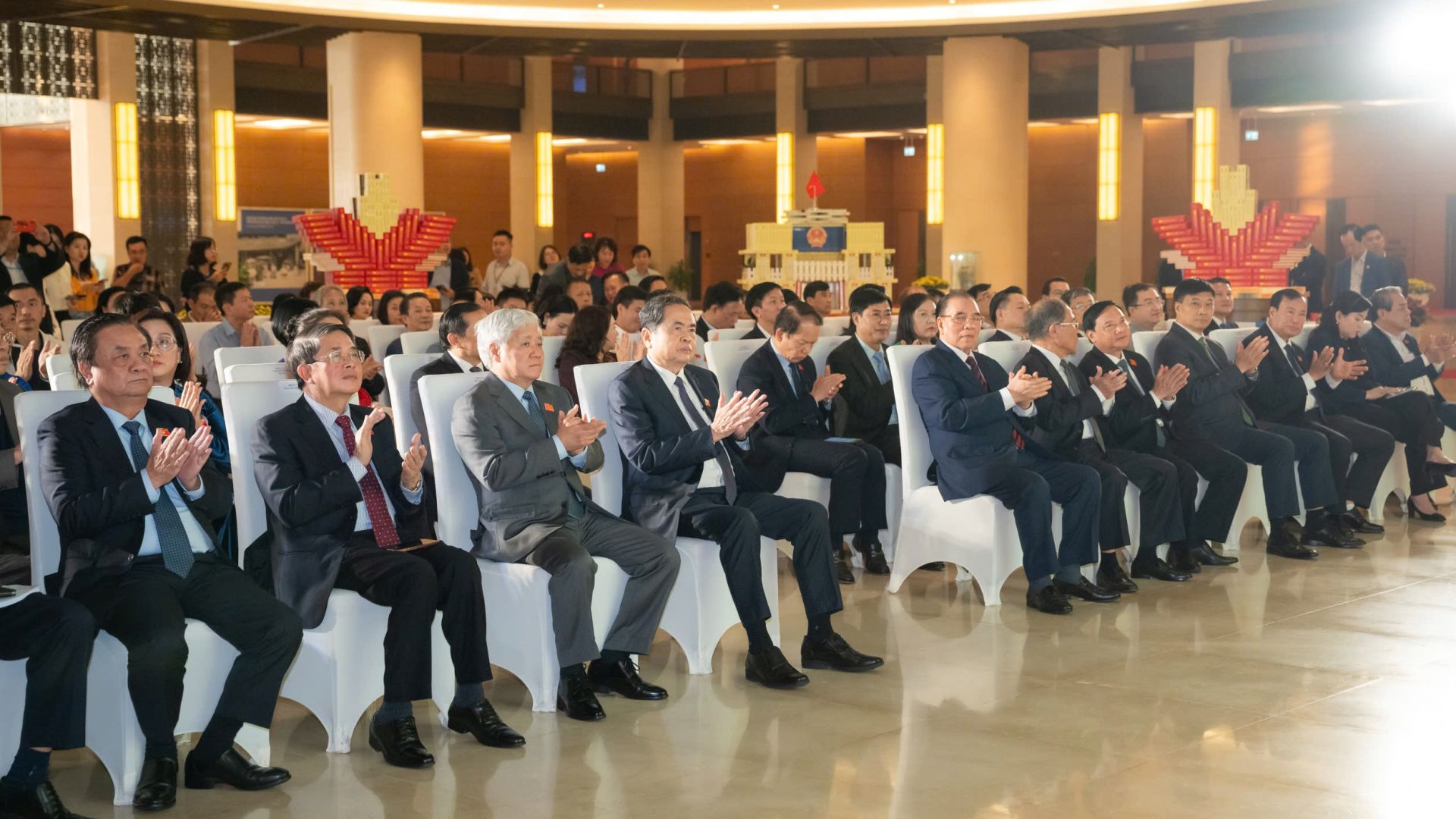 Chủ tịch Quốc hội Trần Thanh Mẫn, nguyên Tổng Bí thư, nguyên Chủ tịch Quốc hội Nông Đức Mạnh và các đồng chí lãnh đạo tại buổi Lễ