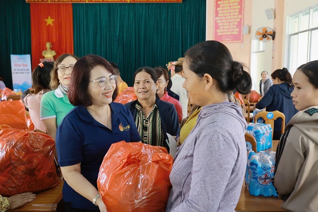 Đoàn công tác thăm hỏi và trao quà cho đồng bào. Ảnh: L-Vy.