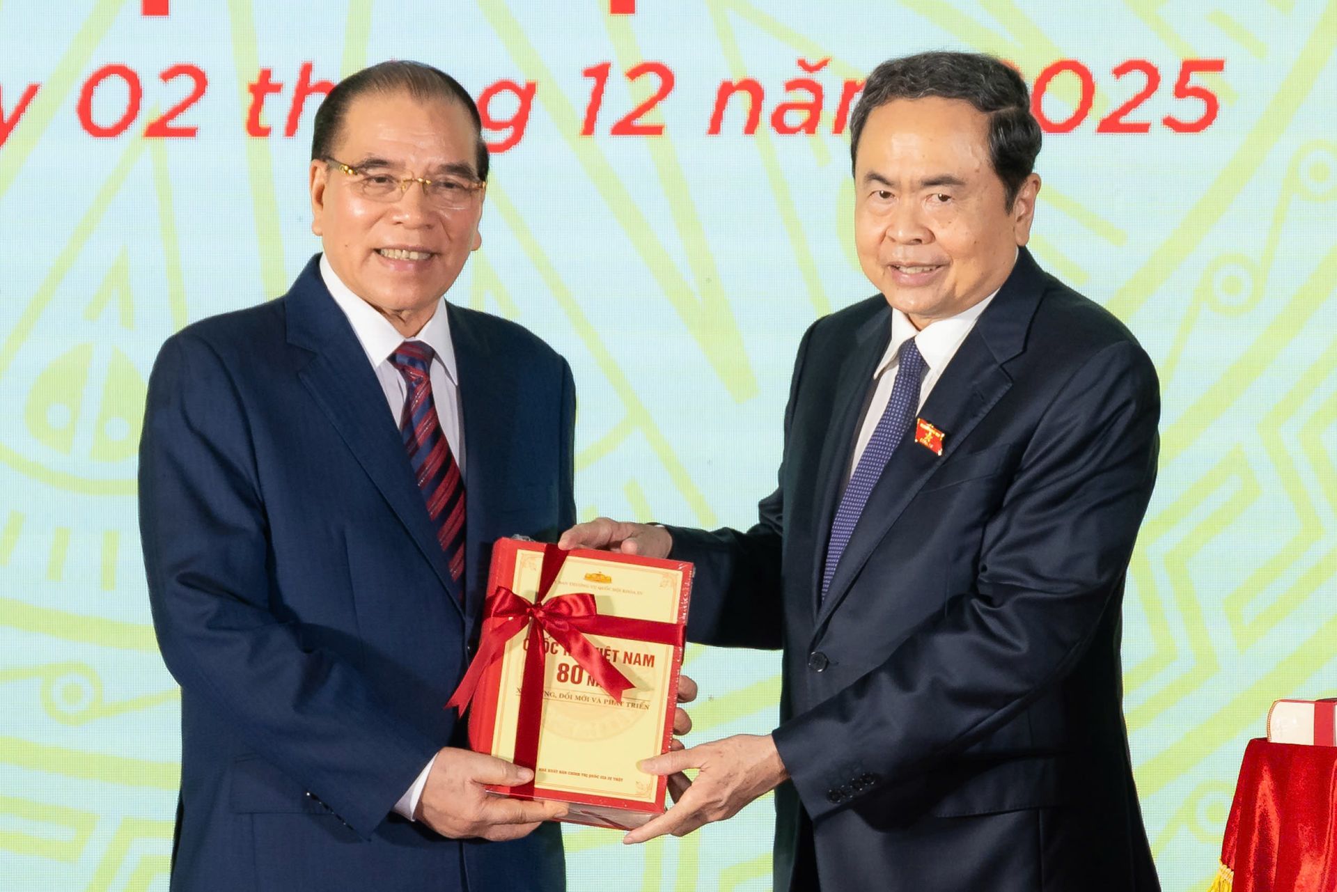 Chủ tịch Quốc hội Trần Thanh Mẫn trao sách tặng nguyên Tổng Bí thư, nguyên Chủ tịch Quốc hội Nông Đức Mạnh