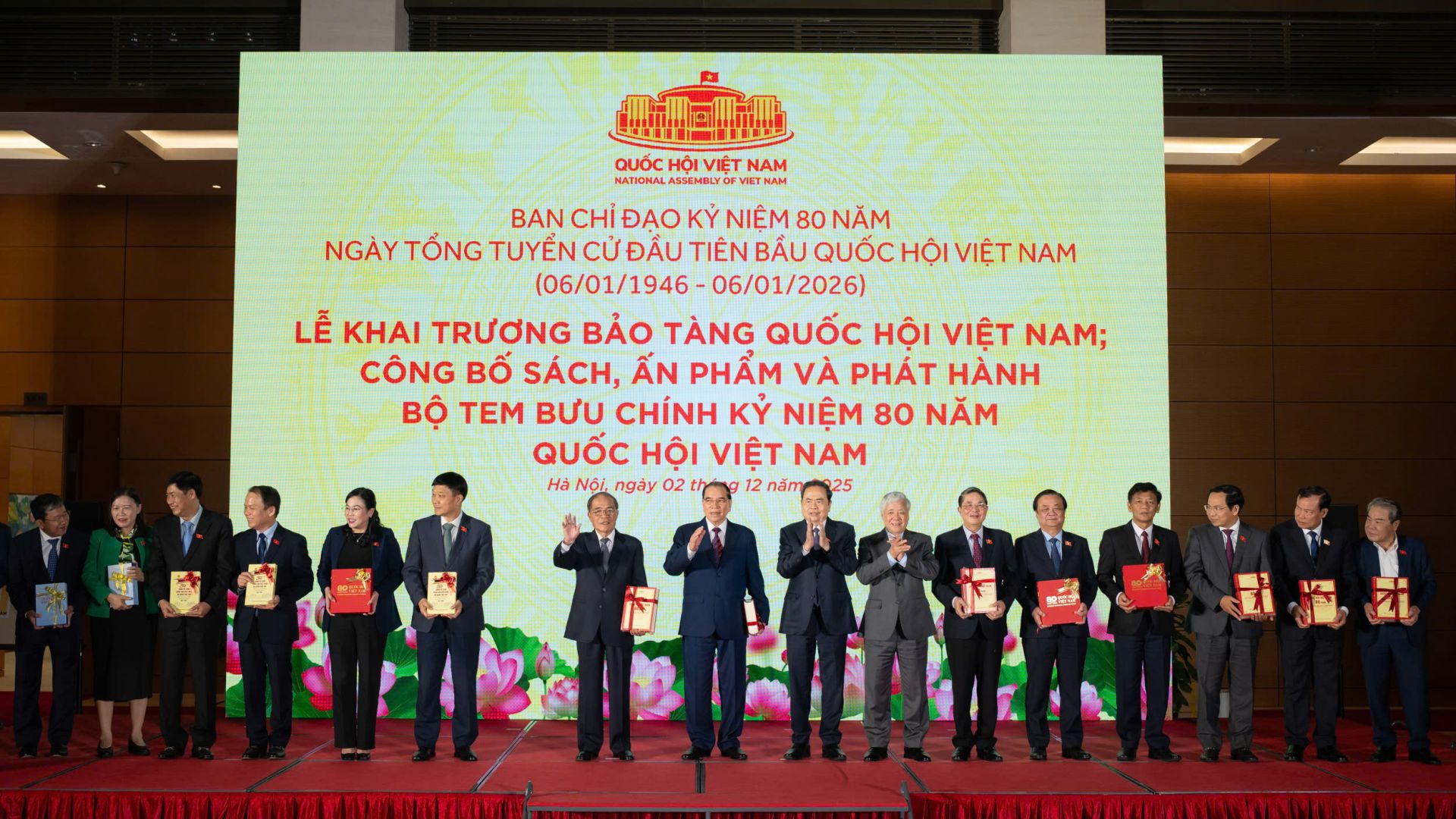 Chủ tịch Quốc hội Trần Thanh Mẫn, Phó Chủ tịch Thường trực Quốc hội Đỗ Văn Chiến, Phó Chủ tịch Quốc hội Nguyễn Khắc Định trao sách tặng các đại biểu