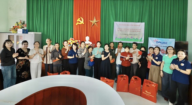 Quang cảnh trao quà hỗ trợ tại xã Tuy Phước Đông. Ảnh: L-Vy