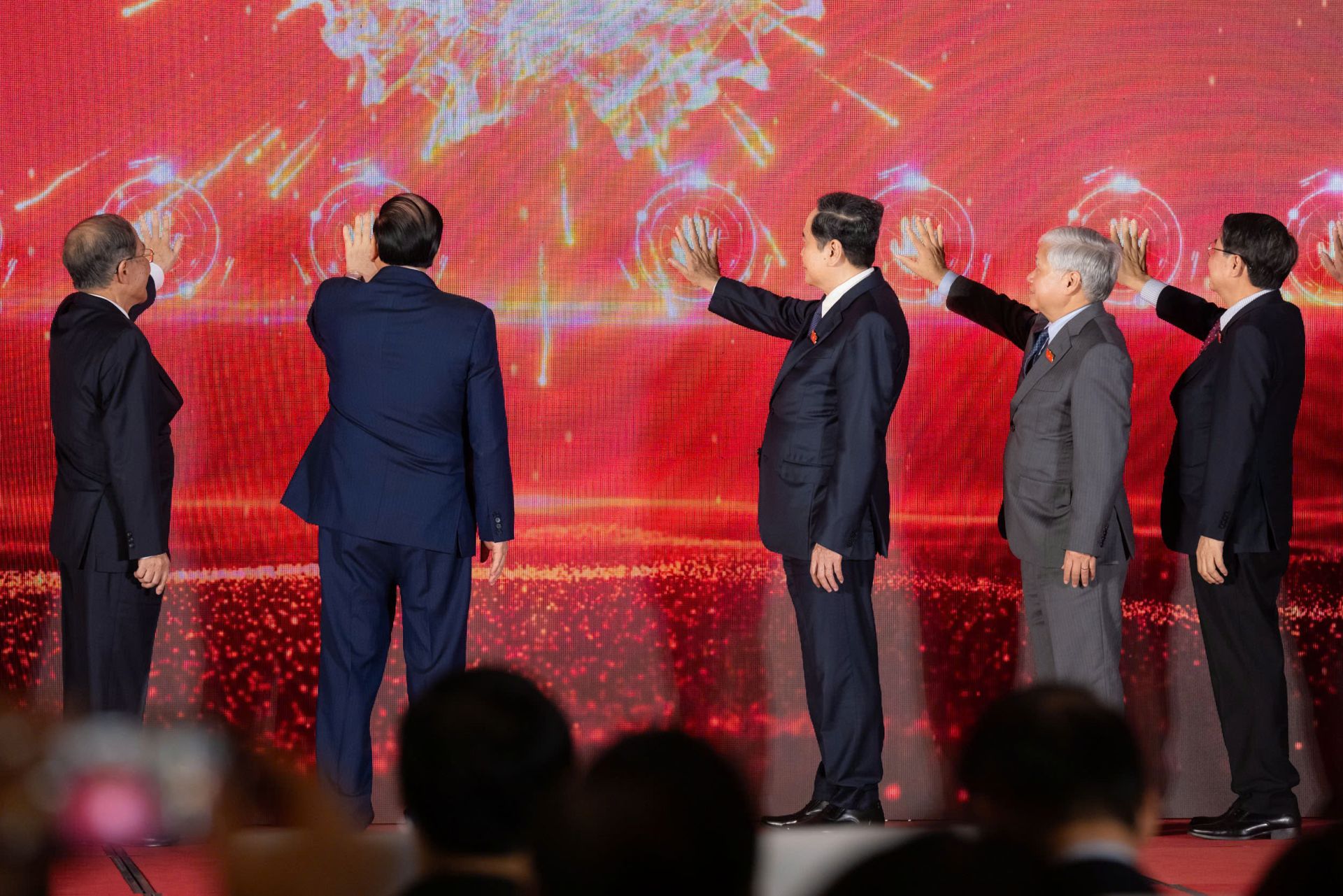 Chủ tịch Quốc hội Trần Thanh Mẫn, nguyên Tổng Bí thư Nông Đức Mạnh và các đồng chí lãnh đạo thực hiện Nghi thức Khai trương Bảo tàng Quốc hội Việt Nam