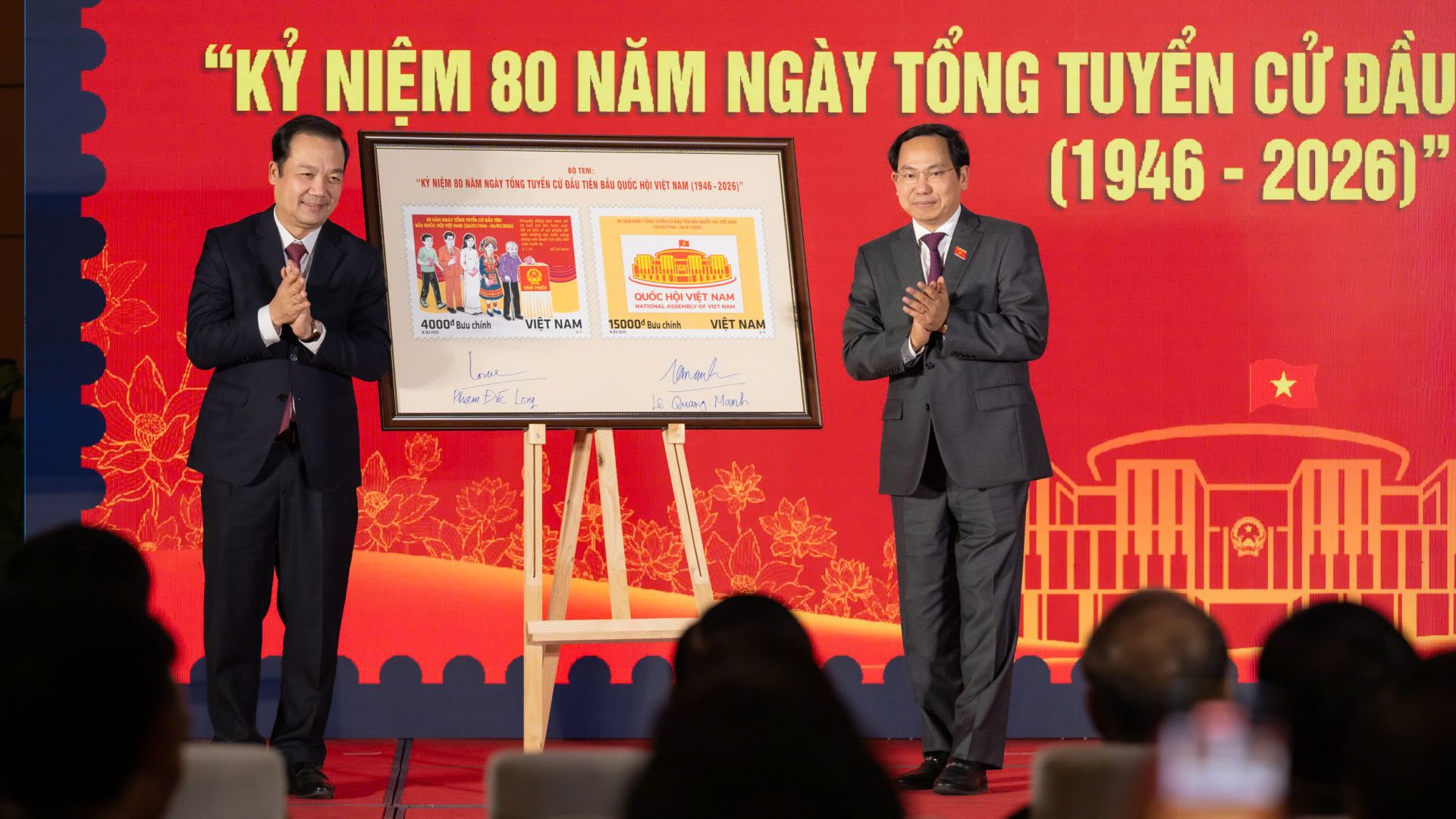 Tổng thư ký Quốc hội, Chủ nhiệm Văn phòng Quốc hội Lê Quang Mạnh và Thứ trưởng Bộ Khoa học và Công nghệ Phạm Đức Long thực hiện nghi thức Ký phát hành bộ tem bưu chính Kỷ niệm 80 năm Quốc hội Việt Nam.