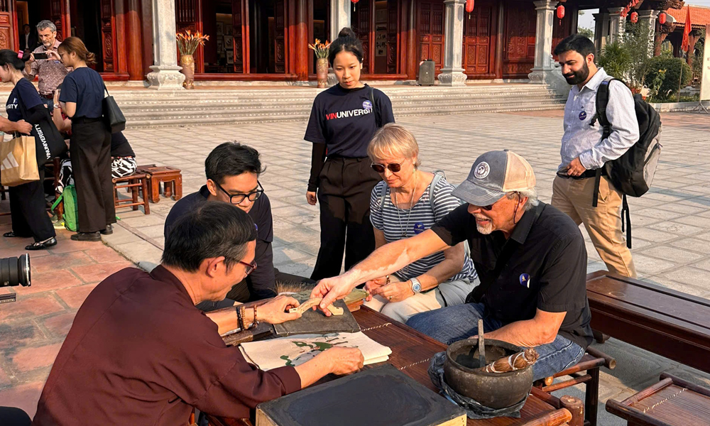 Các nhà khoa học quốc tế tham quan và trải nghiệm tại làng tranh dân gian Đông Hồ