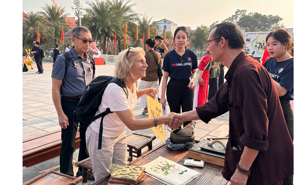 Nhà khoa học với nghệ nhân làng tranh dân gian Đông Hồ.