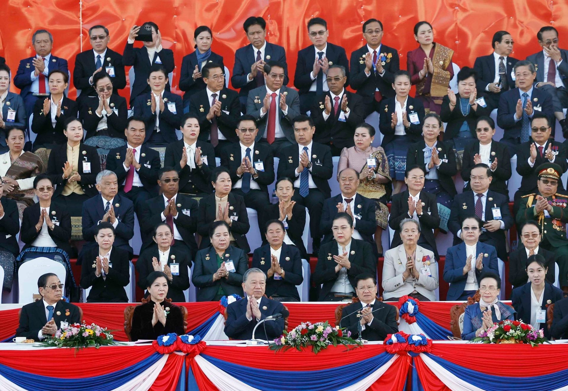 Tổng Bí thư Tô Lâm và Phu nhân cùng các đại biểu dự Lễ kỷ niệm 50 năm Quốc khánh Lào và 105 năm Ngày sinh Chủ tịch Kaysone Phomvihane. (Ảnh: Thống Nhất/TTXVN)