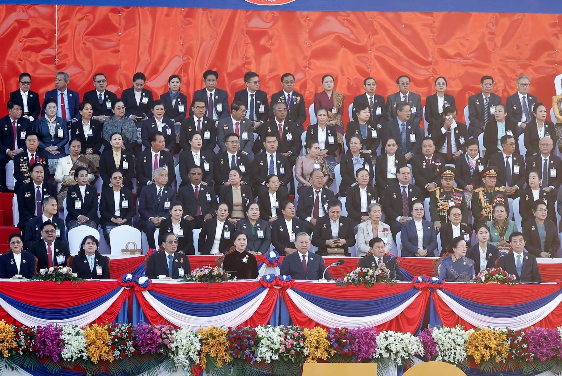 Tổng Bí thư Tô Lâm và Phu nhân cùng các đại biểu dự Lễ kỷ niệm 50 năm Quốc khánh Lào và 105 năm Ngày sinh Chủ tịch Kaysone Phomvihane. (Ảnh: Thống Nhất/TTXVN)