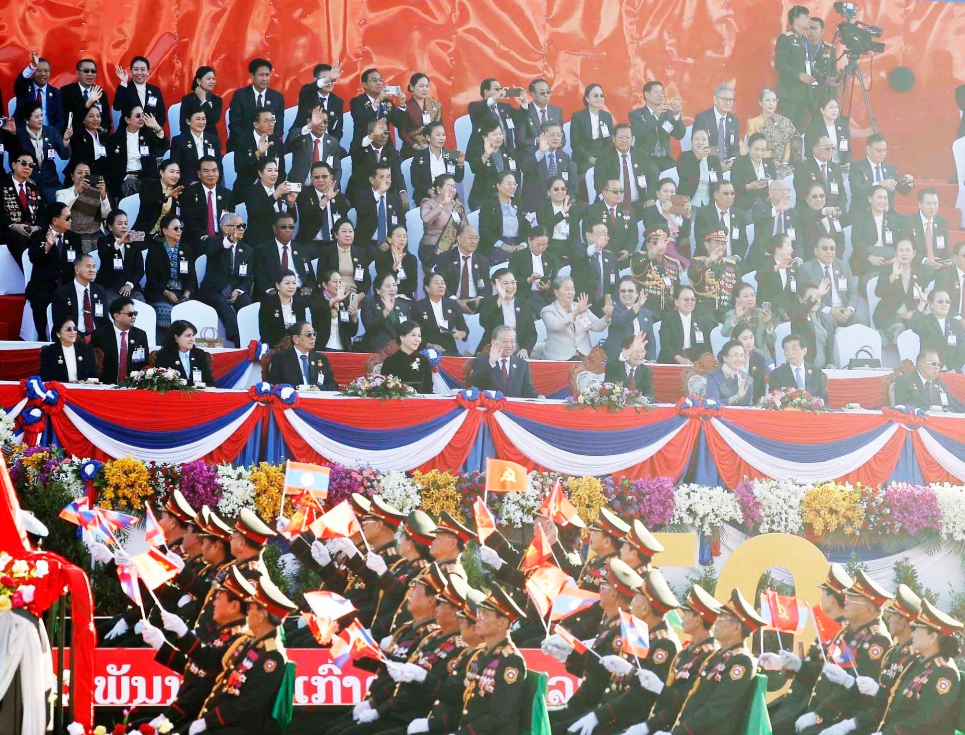 Tổng Bí thư Tô Lâm và Phu nhân cùng các đại biểu dự Lễ kỷ niệm 50 năm Quốc khánh Lào. (Ảnh: Thống Nhất/TTXVN)