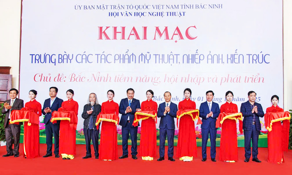 Các đại biểu cắt băng khai mạc trưng bày.