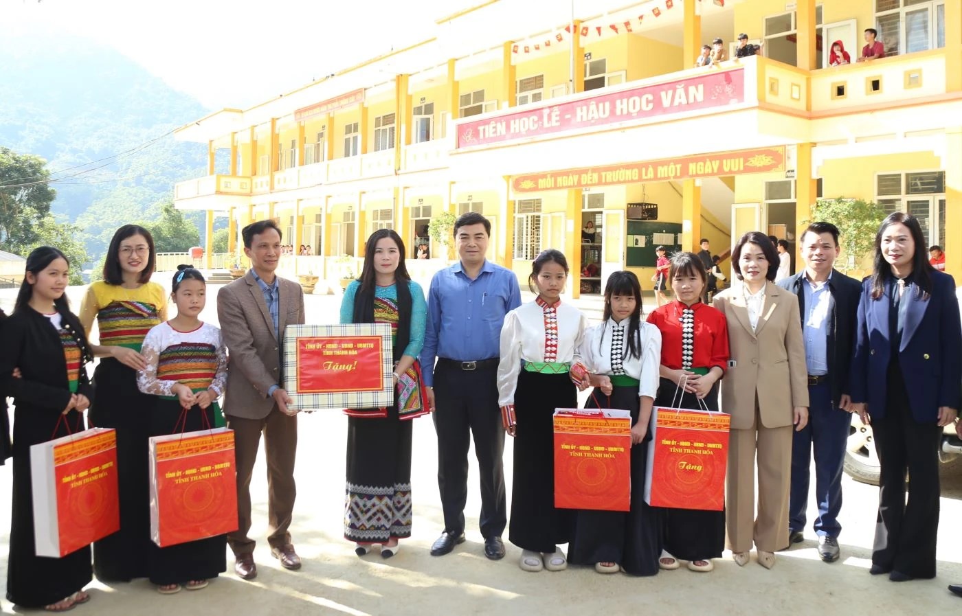 Chủ tịch UBND tỉnh Thanh Hóa thăm, tặng quà học sinh, người dân các xã miền núi biên giới