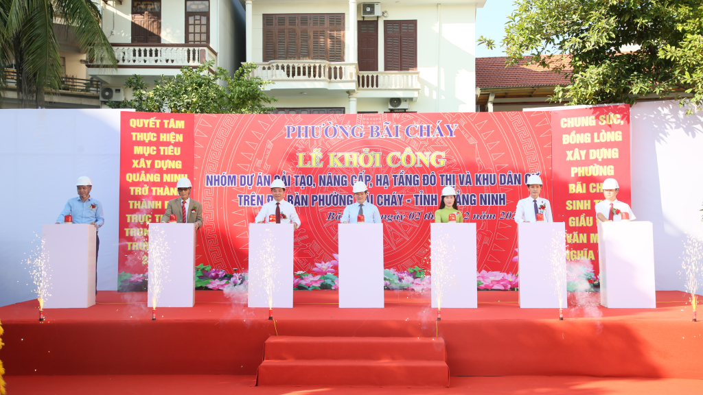 Các đại biểu thực hiện nghi thức nhấn nút khởi công Dự án cải tạo, nâng cấp hạ tầng kỹ thuật, chỉnh trang đô thị, khu dân cư (giai đoạn 1).