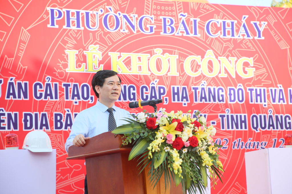 Ông Vũ Quyến Tiến, Phó Bí thư Tỉnh uỷ, Chủ tịch Uỷ ban MTTQ Việt Nam tỉnh Quảng Ninh, phát biểu chỉ đạo tại lễ khởi công.