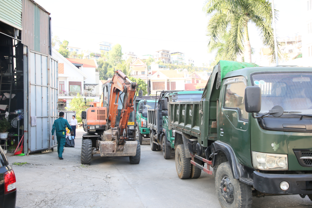 Máy móc, phương tiện được tập kết để triển khai thi công dự án.