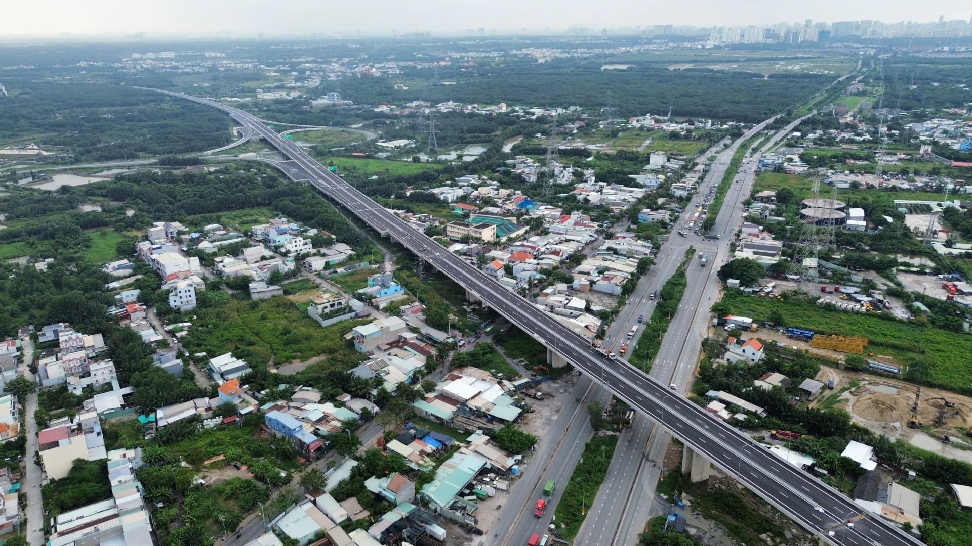 Khu vực đường Nguyễn Hữu Thọ giao với cao tốc Bến Lức - Long Thành.