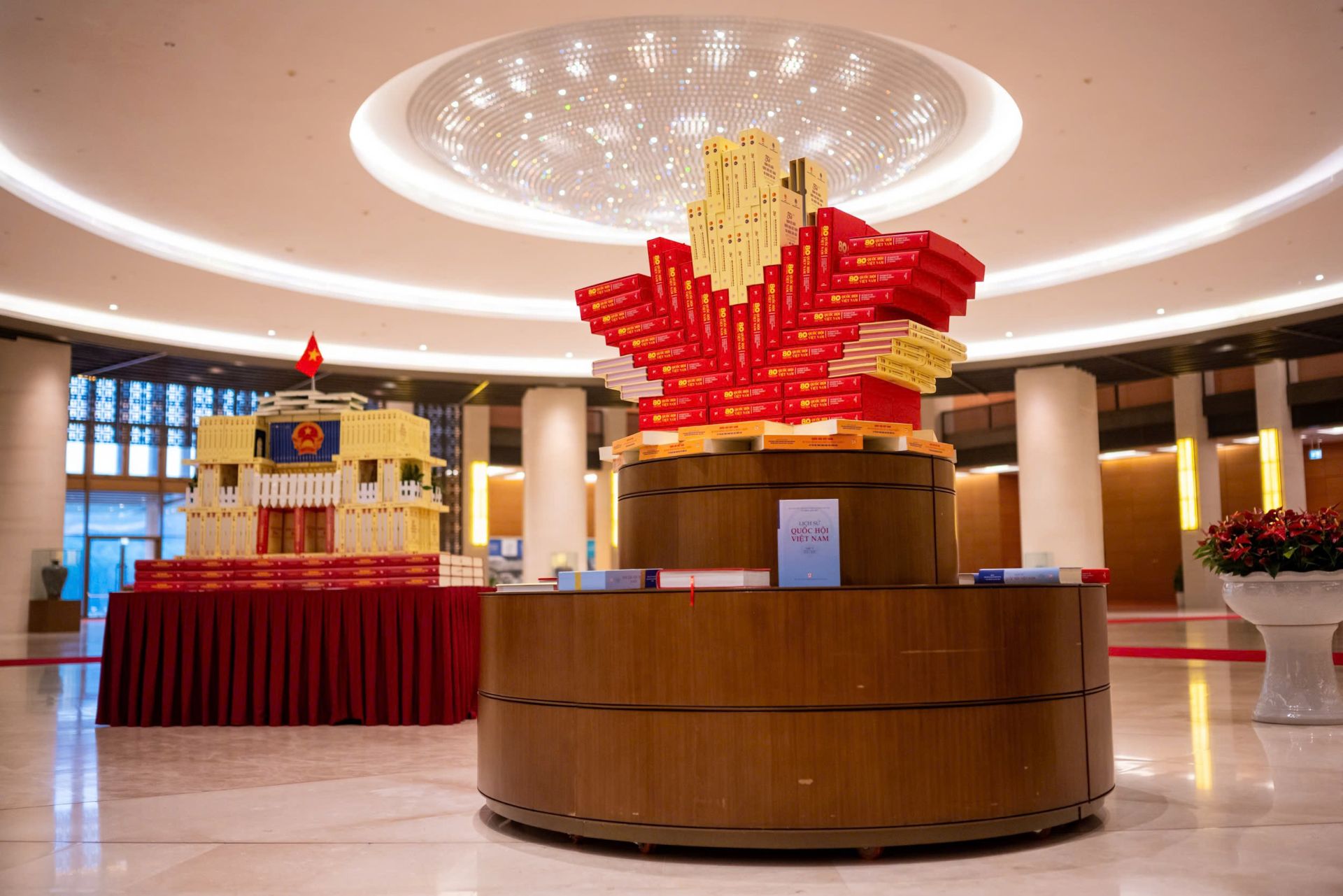 Trưng bày các bộ sách, ấn phẩm tại Lễ khai trương