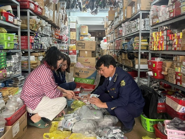 Đoàn kiểm tra Đội Quản lý thị trường số 3 kiểm tra đối với cơ sở kinh doanh phụ tùng xe máy trên địa bàn phường Ba Đồn