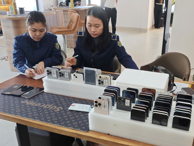 Quảng Trị thu giữ hơn 80 iPhone cũ nhập lậu tại phường Đồng Hới.
