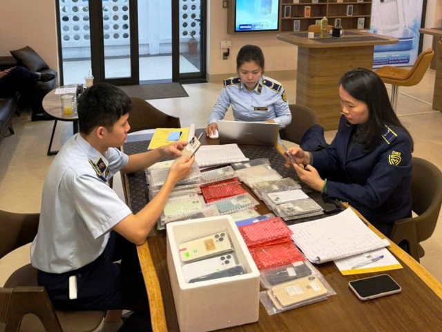 Đội QLTT số tiến hành kiểm tra tại cơ sở kinh doanh.