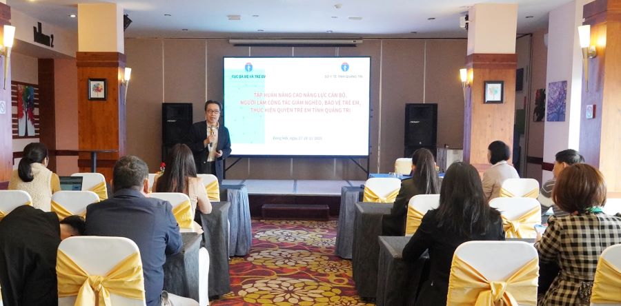 Giảng viên truyền đạt các nội dung liên quan đến công tác giảm nghèo và bảo vệ trẻ em.