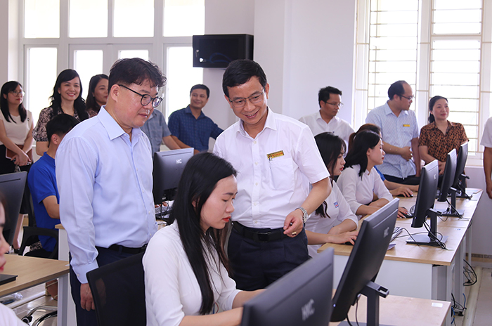 Trường Đại học Hồng Đức tập trung nguồn lực, đầu tư xây dựng các nền tảng, hạ tầng, thiết bị công nghệ để nâng cao chất lượng giáo dục và đào tạo, đáp ứng nguồn nhân lực chất lượng cao phục vụ sự nghiệp phát triển kinh tế - xã hội của tỉnh và đất nước.