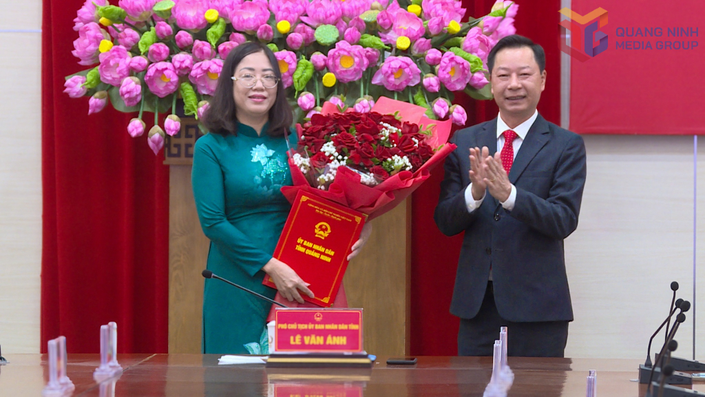 Ông Lê Văn Ánh, Phó Chủ tịch UBND tỉnh Quảng Ninh trao quyết định Giám đốc Sở Tư pháp cho bà Nguyễn Thị Huệ.