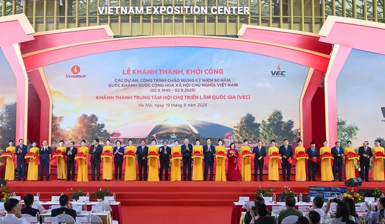 Các đồng chí lãnh đạo, nguyên lãnh đạo Đảng, Nhà nước cắt băng khánh thành công trình Trung tâm Triển lãm Việt Nam chào mừng kỷ niệm 80 năm Cách mạng Tháng Tám thành công và Quốc khánh nước Cộng hòa xã hội chủ nghĩa Việt Nam (2/9/1945 - 2/9/2025) Các đồng chí lãnh đạo, nguyên lãnh đạo Đảng, Nhà nước cắt băng khánh thành công trình Trung tâm Triển lãm Việt Nam chào mừng kỷ niệm 80 năm Cách mạng Tháng Tám thành công và Quốc khánh nước Cộng hòa xã hội chủ nghĩa Việt Nam (2/9/1945 - 2/9/2025)