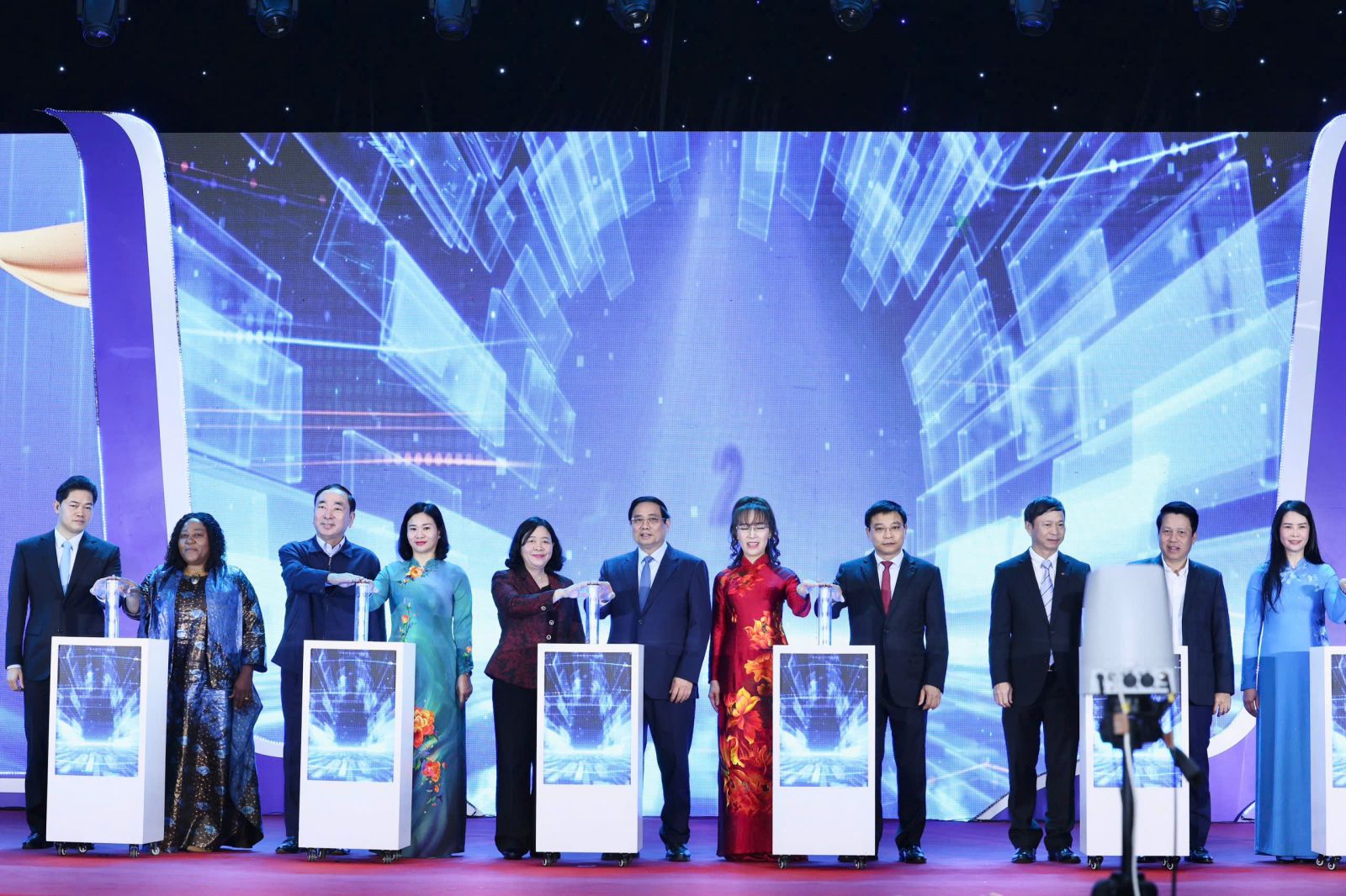 Thủ tướng Chính phủ Phạm Minh Chính cùng các đồng chí lãnh đạo thực hiện nghi thức kích hoạt triển khai Đề án của Chính phủ “Hỗ trợ phụ nữ khởi nghiệp giai đoạn 2026-2035”.