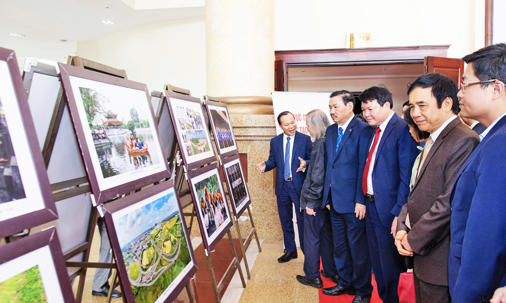 Các đại biểu tham quan gian trưng bày ảnh.