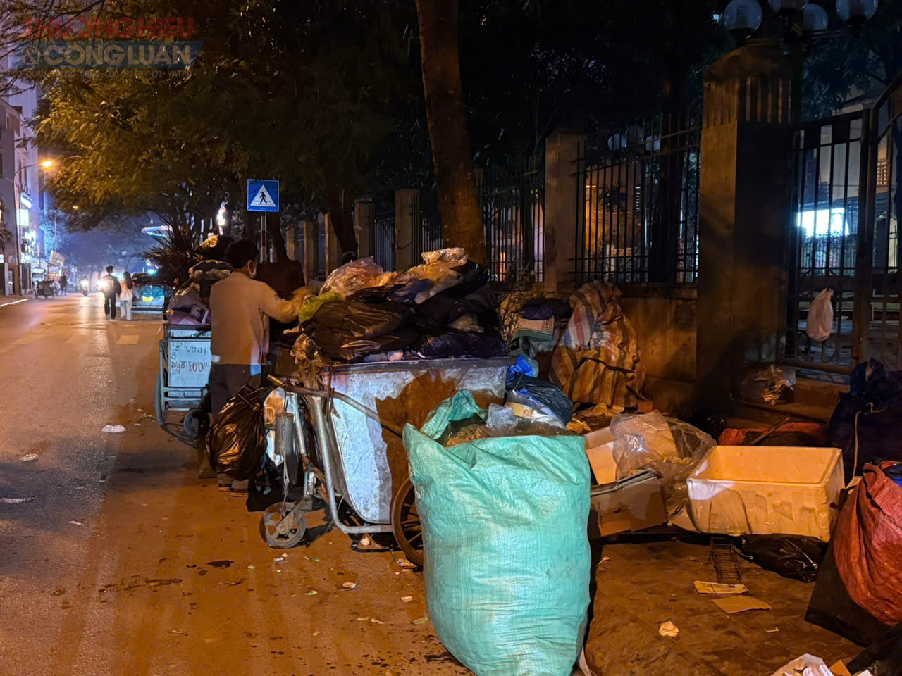 Rác thải sinh hoạt bị vứt bừa bãi ven đường, gây cản trở người đi bộ và làm xấu cảnh quan.