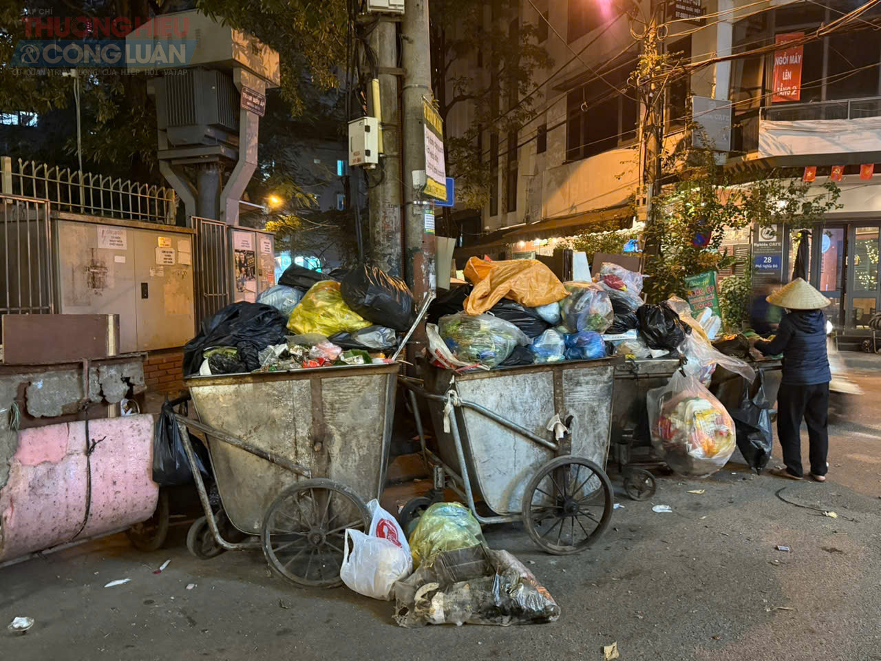 Hà Nội tăng cường xử lý điểm tập kết rác gây mùi trong khu dân cư vào chiều tối