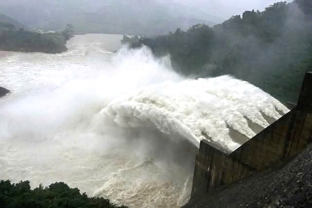 Đà Nẵng: Đề xuất thay cụm từ “xả lũ” bằng “điều tiết qua tràn xả sâu”