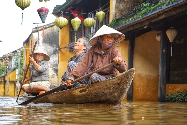 Phố cổ Hội An, nằm ven sông Hoài (một nhánh của sông Thu Bồn), ngập lụt nhiều ngày từ cuối tháng 10 đến đầu tháng 11/2025.
