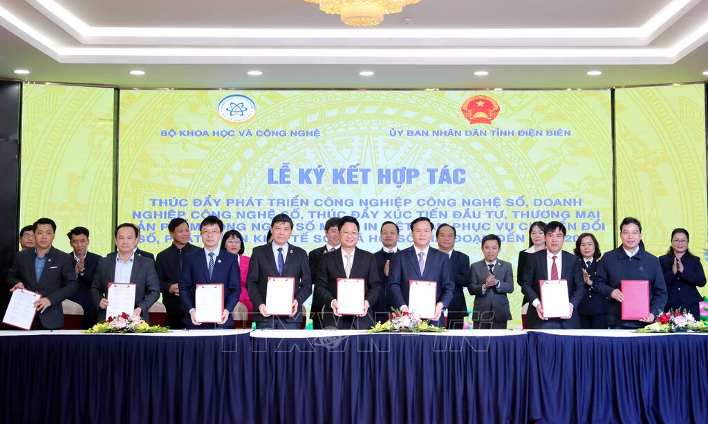 Ký kết thỏa thuận hợp tác về thúc đẩy phát triển công nghiệp công nghệ số, doanh nghiệp số, thúc đẩy xúc tiến đầu tư, thương mại. (Ảnh: TTXVN)