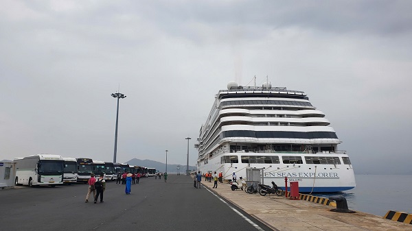 Cảnh đón tàu Seven Seas Voyager tại Cảng quốc tế Cam Ranh Cảnh đón tàu Seven Seas Voyager tại Cảng quốc tế Cam Ranh