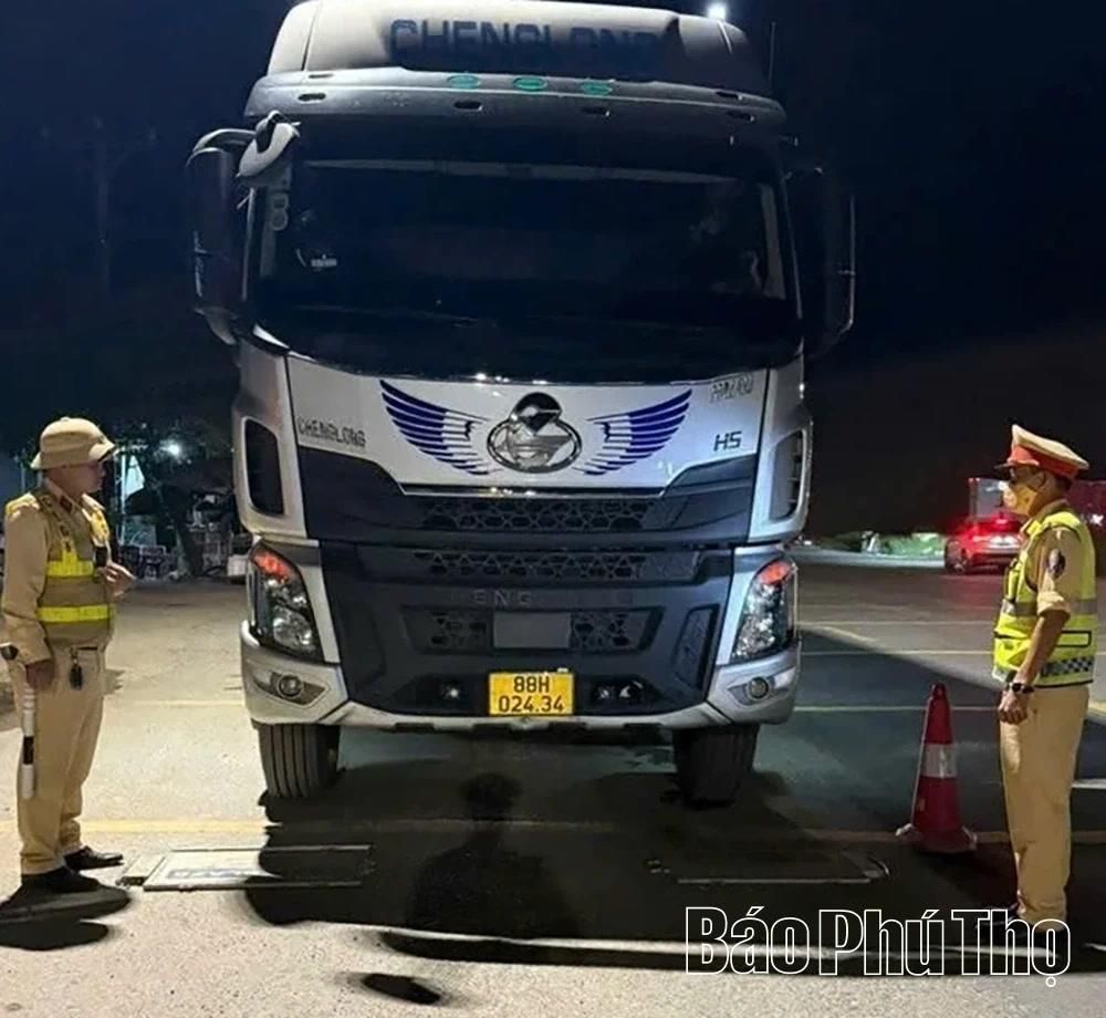 Tháng 11, CSGT Phú Thọ thu giữ nửa tấn nội tạng bẩn và hàng giả mạo nhãn hiệu