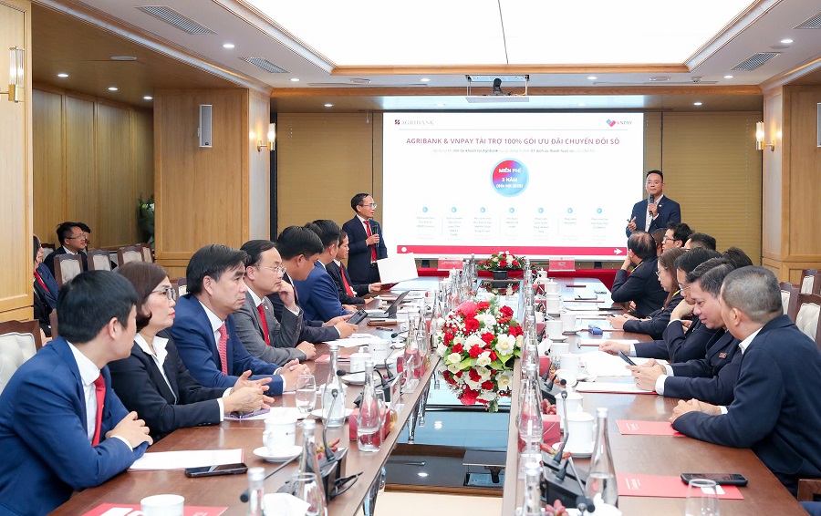 Đại diện Agribank và VNPAY giới thiệu giải pháp hỗ trợ hộ kinh doanh chuyển đổi từ thuế khoán sang thuế kê khai