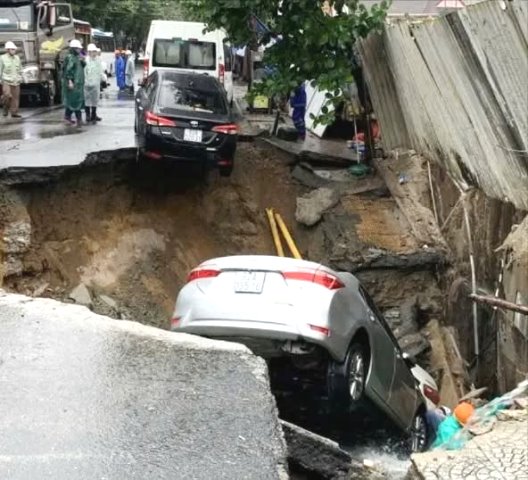Đà Nẵng: Đường Nguyễn Công Trứ bất ngờ sụt lún, tạo hố sâu nuốt chửng xe ô tô