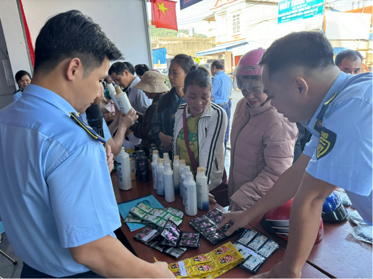 Chính nhờ sự chỉ đạo quyết liệt và công tác quản lý địa bàn chặt chẽ, lực lượng QLTT tỉnh đã đạt được những kết quả nổi bật Chính nhờ sự chỉ đạo quyết liệt và công tác quản lý địa bàn chặt chẽ, lực lượng QLTT tỉnh đã đạt được những kết quả nổi bật