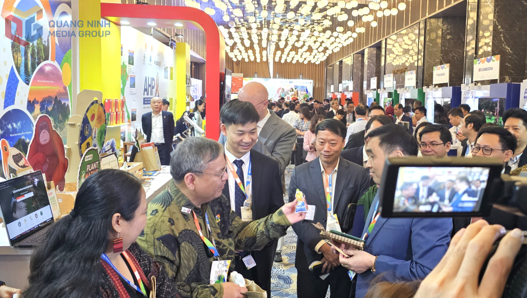 C&aacute;c đại biểu về dự AHP8 tham quan c&aacute;c gian h&agrave;ng v&agrave; triển l&atilde;m b&ecirc;n lề hội nghị.