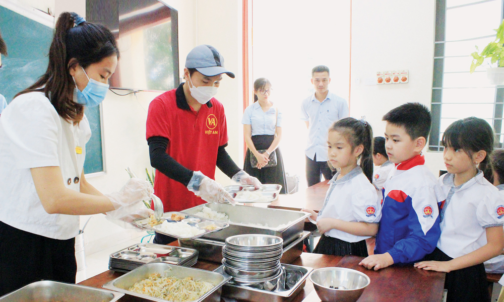 Giờ ăn bán trú của học sinh Trường Tiểu học Vũ Ninh Giờ ăn bán trú của học sinh Trường Tiểu học Vũ Ninh