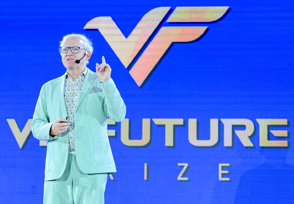 Nhà khoa học VinFuture hiến kế để chung sống an toàn khi AI thông minh hơn con người