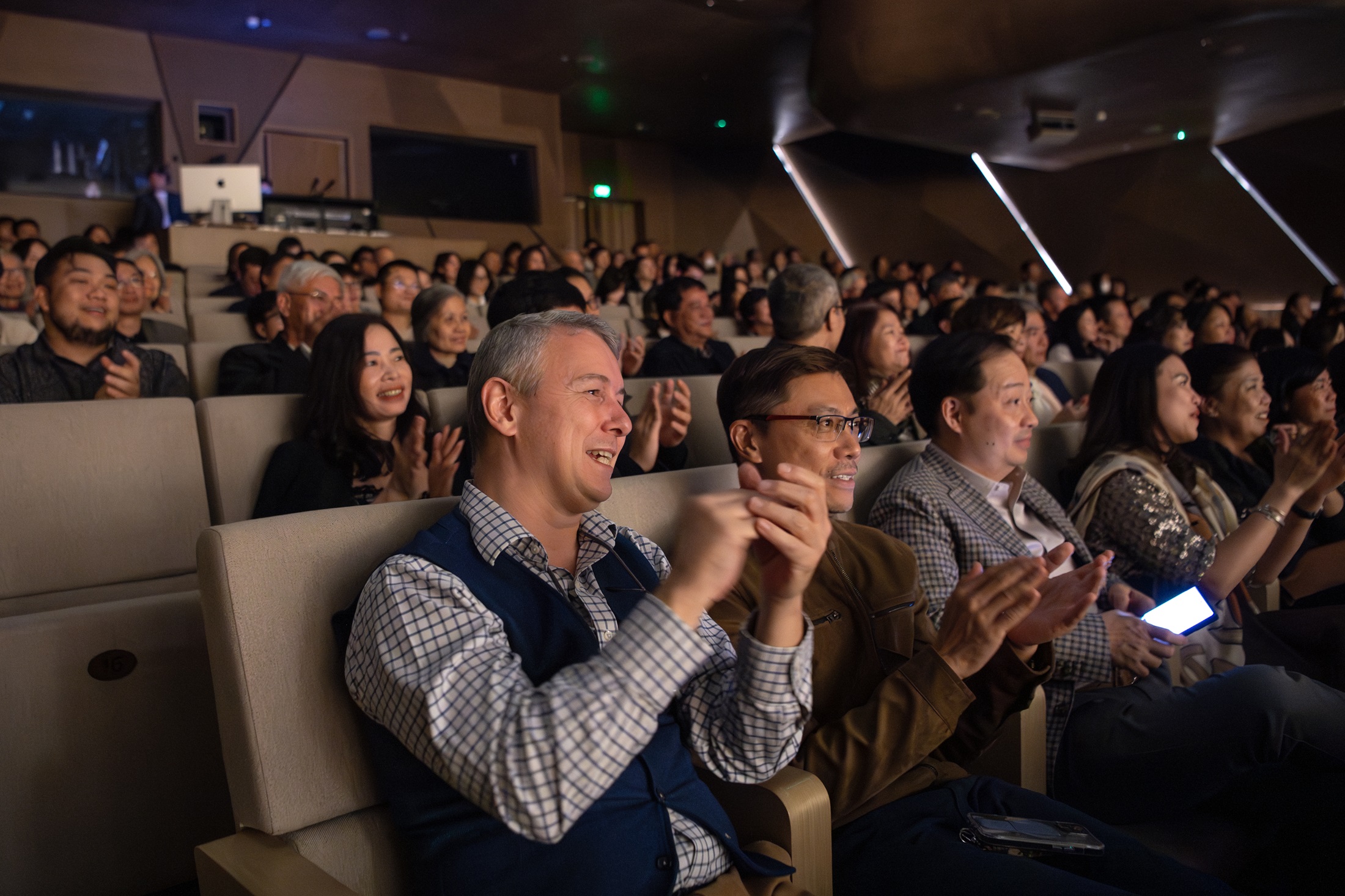 Khán giả bày tỏ sự trân trọng dành cho màn trình diễn của các nghệ sĩ