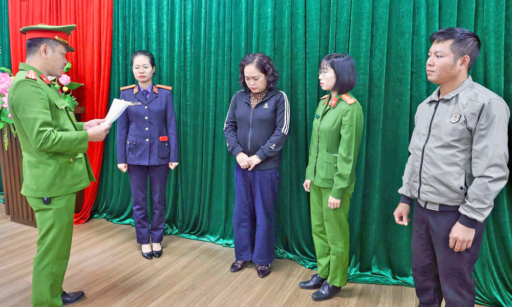 Cơ quan Cảnh sát điều tra đọc Lệnh bắt bị can Nguyễn Thị H (áo đen, đứng giữa). Cơ quan Cảnh sát điều tra đọc Lệnh bắt bị can Nguyễn Thị H (áo đen, đứng giữa).