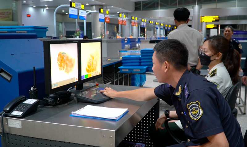 Công chức Hải quan Đà Lạt làm thủ tục cho các chuyến bay tại sân bay Liên Khương. Ảnh: N. Vân