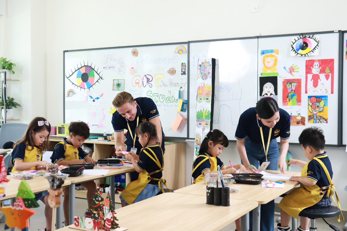 Học sinh Victoria School được tiếp cận và rèn luyện SEL mỗi ngày 1 cách tự nhiên, tích hợp trực tiếp vào lớp học