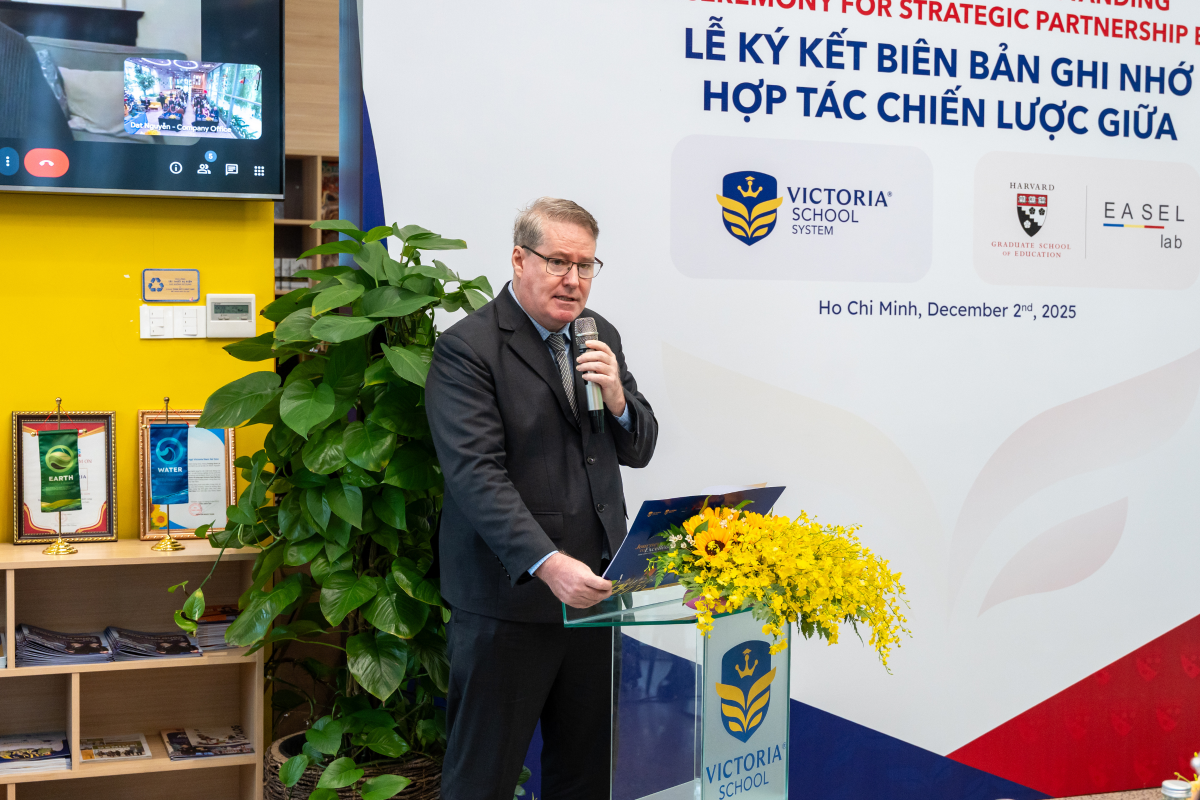 ThS. Christopher Bradley – Phó Tổng Giám đốc Chuyên môn Hệ thống Giáo dục Victoria School phát biểu tại lễ ký kết
