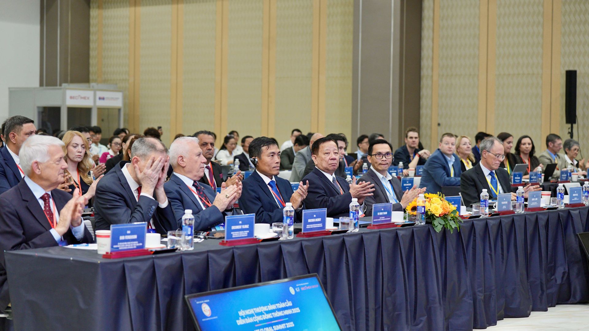 Diễn đàn thu hút sự tham gia của hàng trăm nhà đầu tư, chuyên gia trong và ngoài nước.