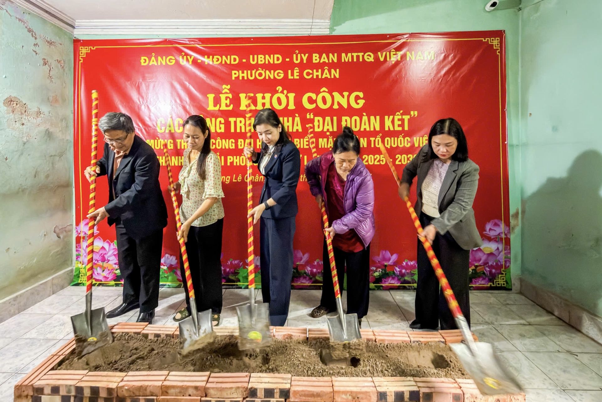 Các đại biểu làm Lễ khởi công. Các đại biểu làm Lễ khởi công.