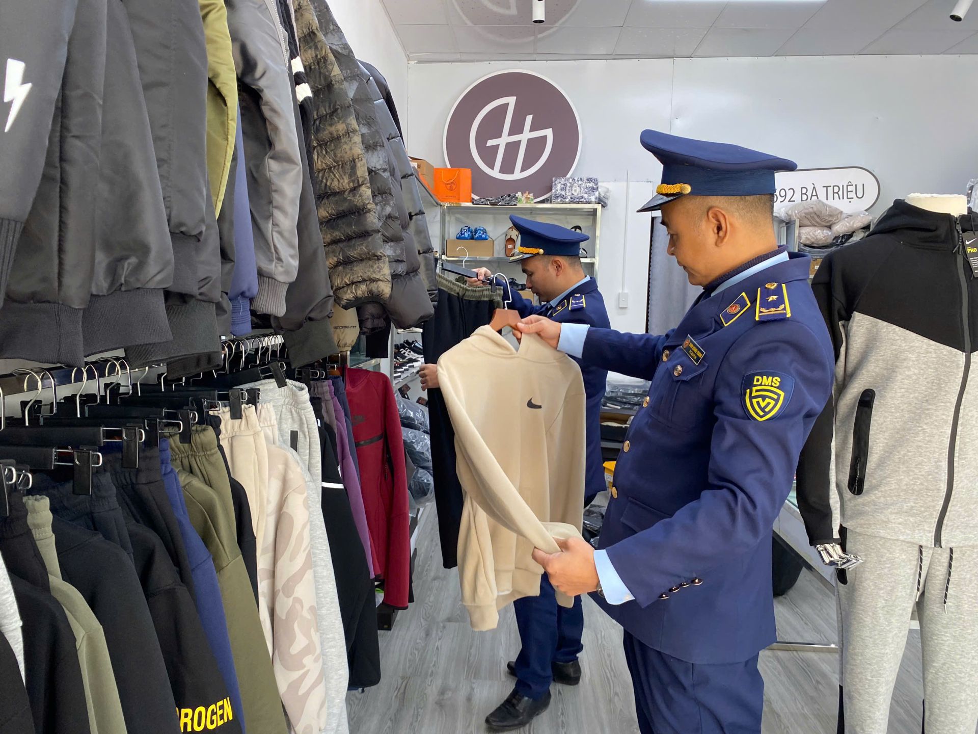 Lạng Sơn phát hiện cơ sở kinh doanh quần áo giả mạo nhãn hiệu Nike